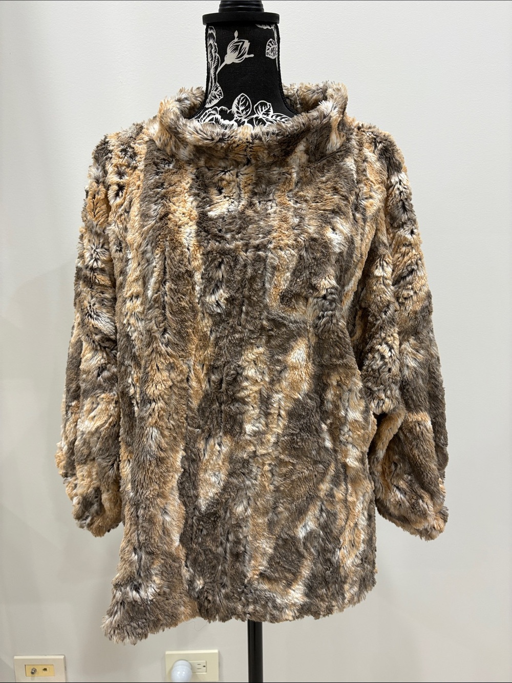 Ivy Jane faux fur top M/L